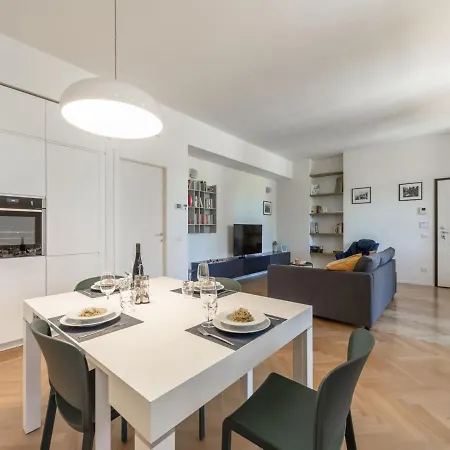The Best Rent - Spacious Three-bedroom With Terrace * Milan